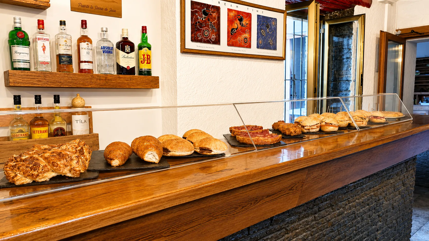 Vitrina de la barra del Mesón de la Reina con bocadillos, napolitanas y empanada