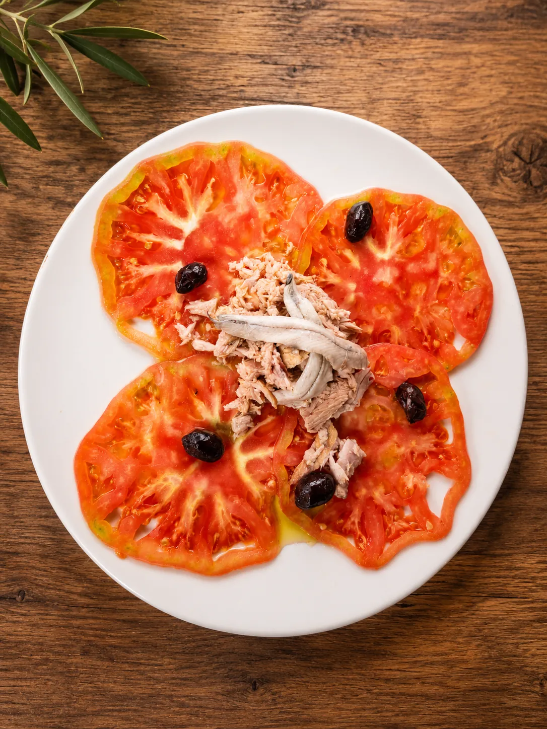 Ensalada de tomate con atún