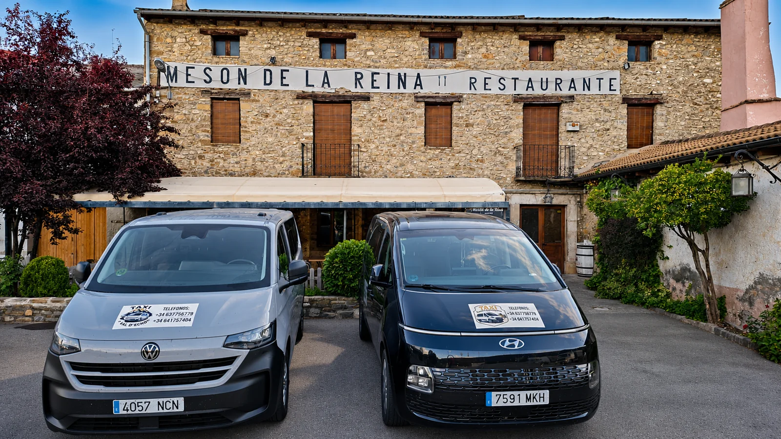 Los taxis de Val d'Echo frente al Mesón de la Reina